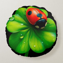Lieveheersbeestje op een dauwnat blad rond kussen