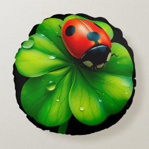Lieveheersbeestje op een dauwnat blad rond kussen