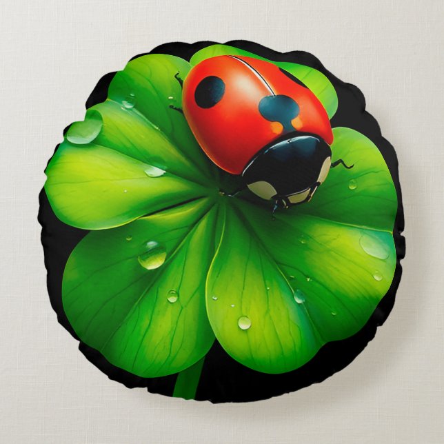 Lieveheersbeestje op een dauwnat blad rond kussen (Voorkant)