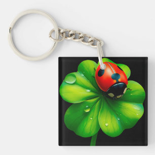 Lieveheersbeestje op een dauwnat blad sleutelhanger