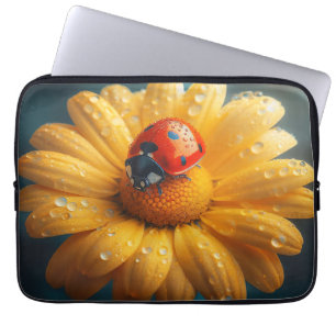 Lieveheersbeestje op een gele bloem macro laptop sleeve
