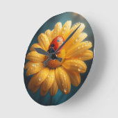 Lieveheersbeestje op een gele bloem macro ronde klok (Hoek)