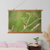 Lieveheersbeestje op een groen plant hangend wandkleed (Slaapkamer)