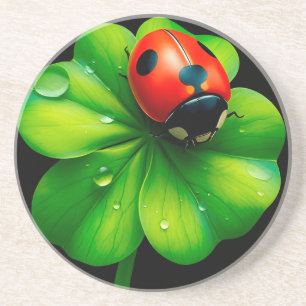 Lieveheersbeestje op een met dauw bedekt blad zandsteen onderzetter