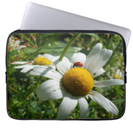 Lieveheersbeestje op margriet in de natuur. laptop sleeve