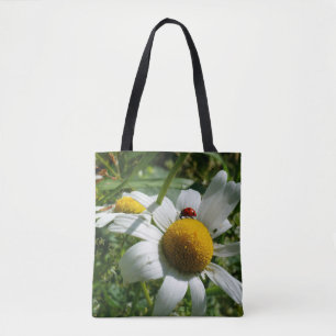 Lieveheersbeestje op margriet in de natuur. tote bag