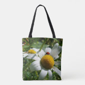 Lieveheersbeestje op margriet in de natuur. tote bag (Achterkant)