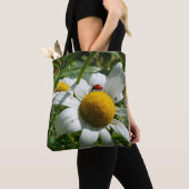Lieveheersbeestje op margriet in de natuur. tote bag (Dichtbij)