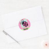 Lieveheersbeestje op roze & witte strepen ronde sticker (Envelop)