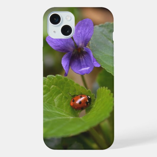 Lieveheersbeestje op zoete viooltjesbloemen iPhone hoesje (Achterkant)