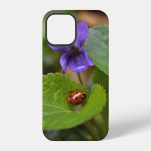 Lieveheersbeestje op zoete viooltjesbloemen iPhone 12 hoesje