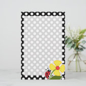 Lieveheersbeestje op zwarte en witte stippen briefpapier (Staand voorkant)