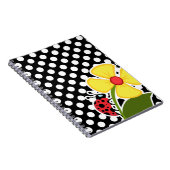 Lieveheersbeestje op zwarte en witte stippen notitieboek (Rechterzijde)