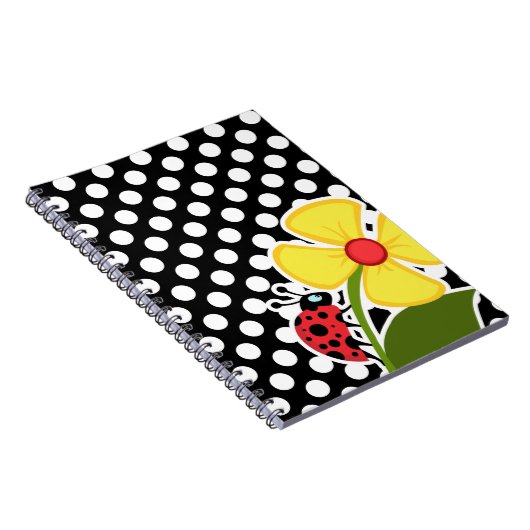 Lieveheersbeestje op zwarte en witte stippen notitieboek (Rechterzijde)