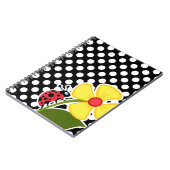 Lieveheersbeestje op zwarte en witte stippen notitieboek (Linkerzijde)