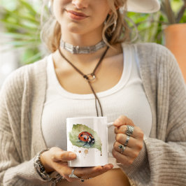 Lieveheersbeestje zittend op een blad in een leven koffiemok