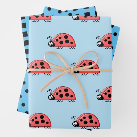 Lieveheersbeestjes blauw en zwart stippen en vierk inpakpapier vel (In situ)