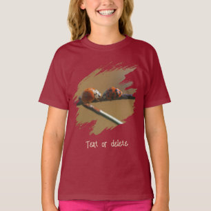 Lieveheersbeestjes die zoenen op een draadhek Pers T-shirt