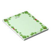 Lieveheersbeestjes en Four_Leaf Clovers op Groen E Notitieblok (Schuin)