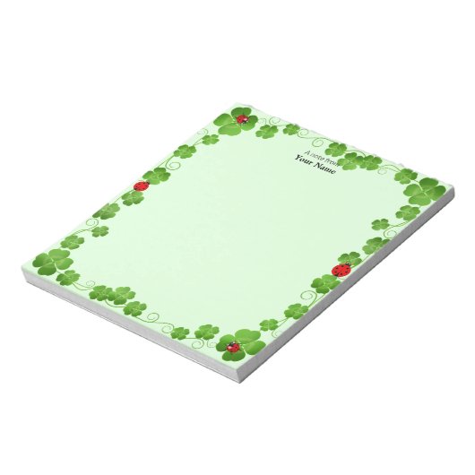 Lieveheersbeestjes en Four_Leaf Clovers op Groen E Notitieblok (Linkerzijde)