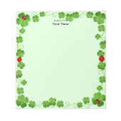 Lieveheersbeestjes en Four_Leaf Clovers op Groen E Notitieblok (Voorkant)