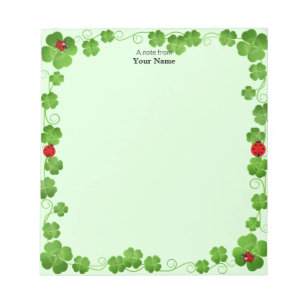 Lieveheersbeestjes en Four_Leaf Clovers op Groen E Notitieblok