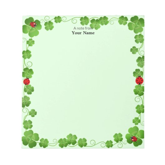 Lieveheersbeestjes en Four_Leaf Clovers op Groen E Notitieblok (Voorkant)