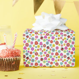 Lieveheersbeestjes in de tuin tussen de bloemen cadeaupapier