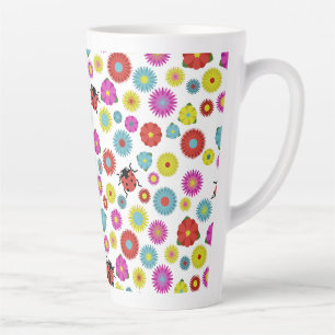 Lieveheersbeestjes in de tuin tussen de bloemen latte mok