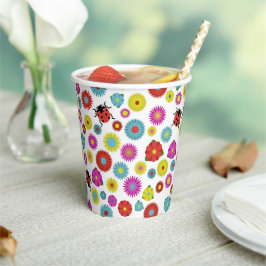 Lieveheersbeestjes in de tuin tussen de bloemen papieren bekers