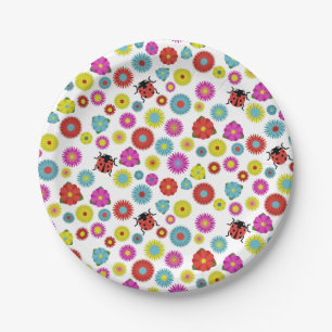 Lieveheersbeestjes in de tuin tussen de bloemen papieren bordje