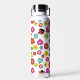 Lieveheersbeestjes in de tuin tussen de bloemen waterfles