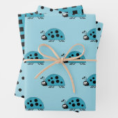 Lieveheersbeestjes turkoois en zwarte stippen en v inpakpapier vel (In situ)