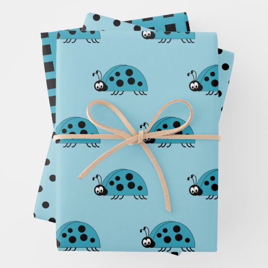 Lieveheersbeestjes turkoois en zwarte stippen en v inpakpapier vel (In situ)