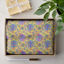 Lieveheersbeestjes tussen de bloemen op een midzom tissuepapier