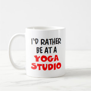liever in een mok van een yoga studio voor koffie