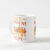 Life Happens Pottery Helps Pottery Koffiemok (Voorkant links)