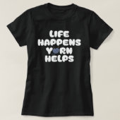 Life Happens Yarn Helps Funny Knitting Quote T-shirt (Design voorkant)