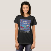 Life Is A Game Over (vrouwelijke gamer) T-shirt (Voorkant volledig)