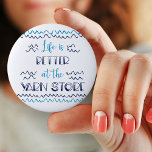 Life is Better at the Yarn Store Funny Knitting Ronde Button 5,7 Cm<br><div class="desc">This typography style button badge is perfect for yarnaholics and crafters. The humorous crochet / knitting saying reads "life is better at the yarn store". It has a bit of a boathouse and boardwalk style so whether those ripples are waves or yarn ... you can decide. The color palette is...</div>