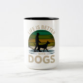 Life Is Better With Dogs Retro Silhouette Coffee M Tweekleurige Koffiemok (Center)