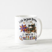 Life Is Just Better When I'M Quilting Sewing Machi Koffiemok (Voorkant rechts)