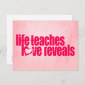 "Life Teaches Love Reveals" roze slogan briefkaart (Voorkant / Achterkant)