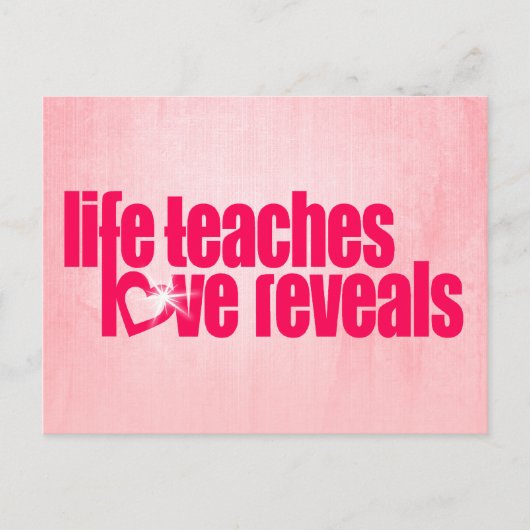"Life Teaches Love Reveals" roze slogan briefkaart (Voorkant)