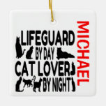 Lifeguard Loves Cats CUSTOM Keramisch Ornament<br><div class="desc">Dit is een uniek ornament met het citaat "Lifeguard dat houdt van katten" is perfect voor elke levensstandaard die van katten houdt.</div>