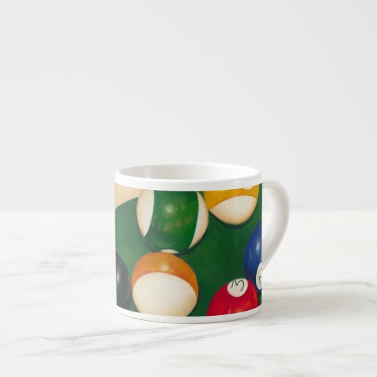 Lifelike Billiards Table met Balls en Chalk Espresso Kop (Voorkant rechts)