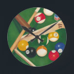 Lifelike Billiards Table met Balls en Chalk Ronde Klok<br><div class="desc">Rack ze met dit spectaculaire schilderij van een billiardtafel van Jennifer Goldberger. De ballen zien er nieuw uit, het vilt ziet er immaculair uit en de krijt is al aangebracht op de richtsnoerstokken. Hang dit in je huis, of geef het aan een vriend of geliefde die van een spel van...</div>