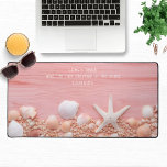 Life's A Beach Quote Seashells Gepersonaliseerde n Bureaumat<br><div class="desc">Life's A Beach Quote Seashells Personalized Name Desk Mat heeft schelpen op een rustieke roze houten achtergrond met de tekst "Life's a beach, and I'm just playing in the sand" met uw gepersonaliseerde naam hieronder in moderne kalligrafie script typografie. Perfect cadeau voor familie en vrienden voor verjaardag, kerst, Moederdag, grootouders,...</div>