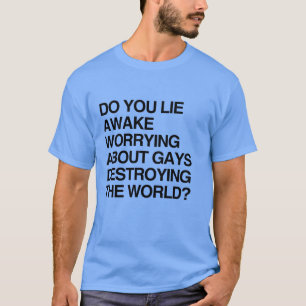 LIG JE WAKKER TERWIJL JE JE ZORGEN MAKT OVER HOMO' T-SHIRT