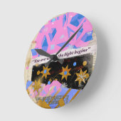 Light Begins Gem Clock – Radiant Pink & Gold Desig Ronde Klok (Hoek)